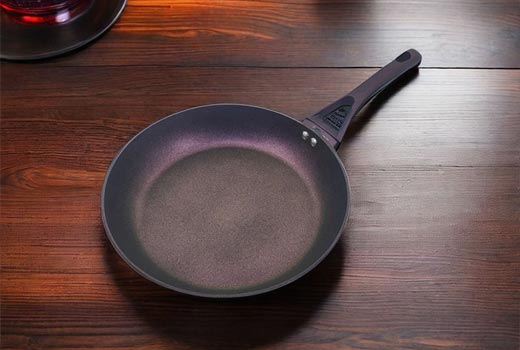 Quale materiale è consigliato per le padelle antiaderenti?