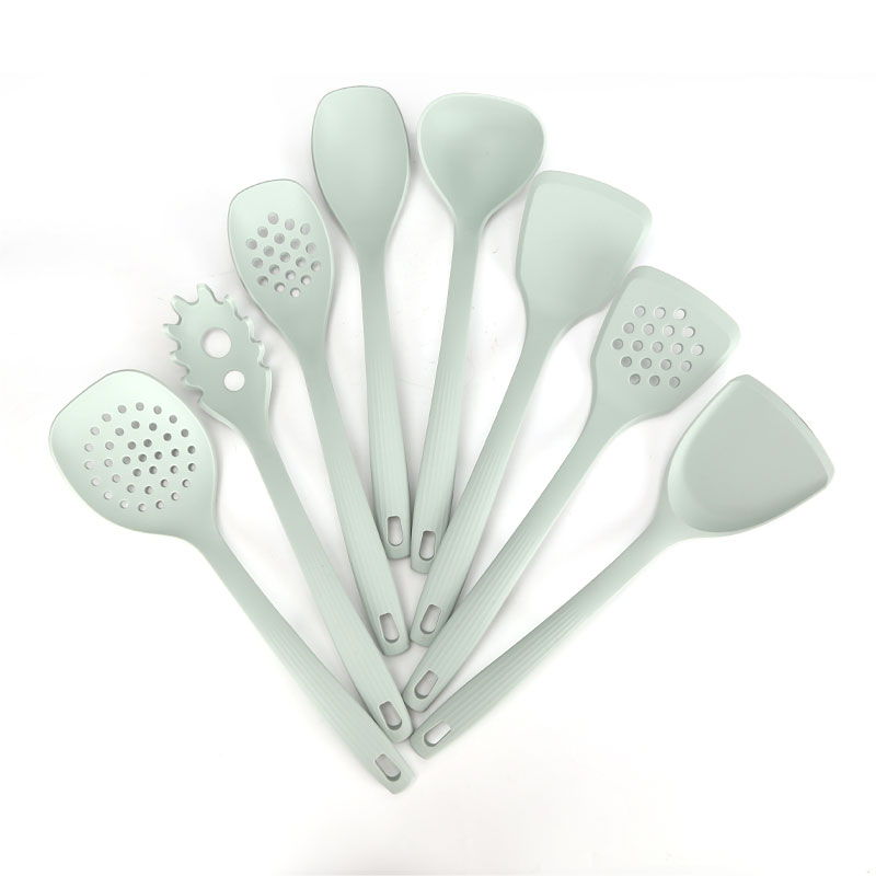 In che modo un set di utensili in silicone senza cuciture in un unico pezzo migliora l'esperienza di cottura in cucina?
