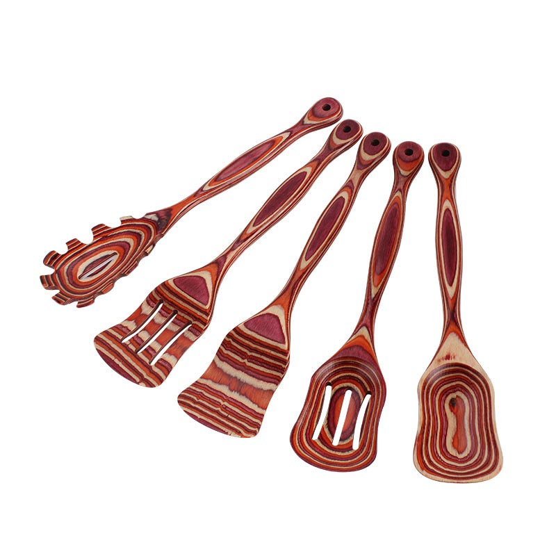 Utensili da cucina in legno colorato rustico